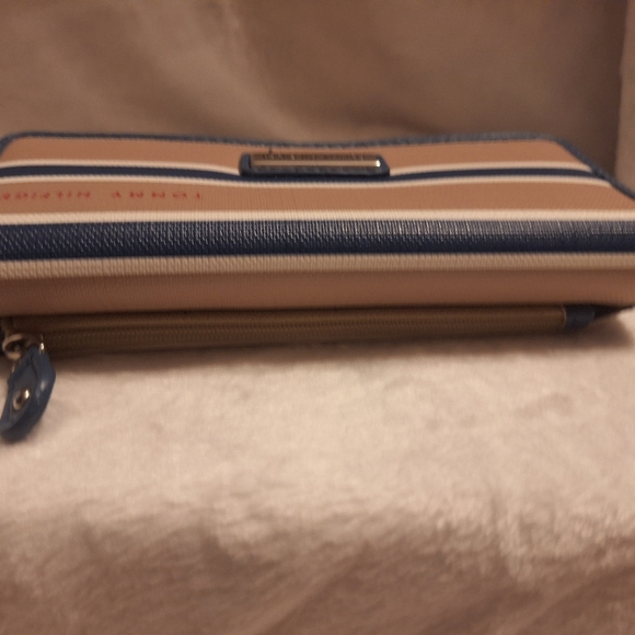 Tommy Hilfiger wallet - Picture 6 of 10
